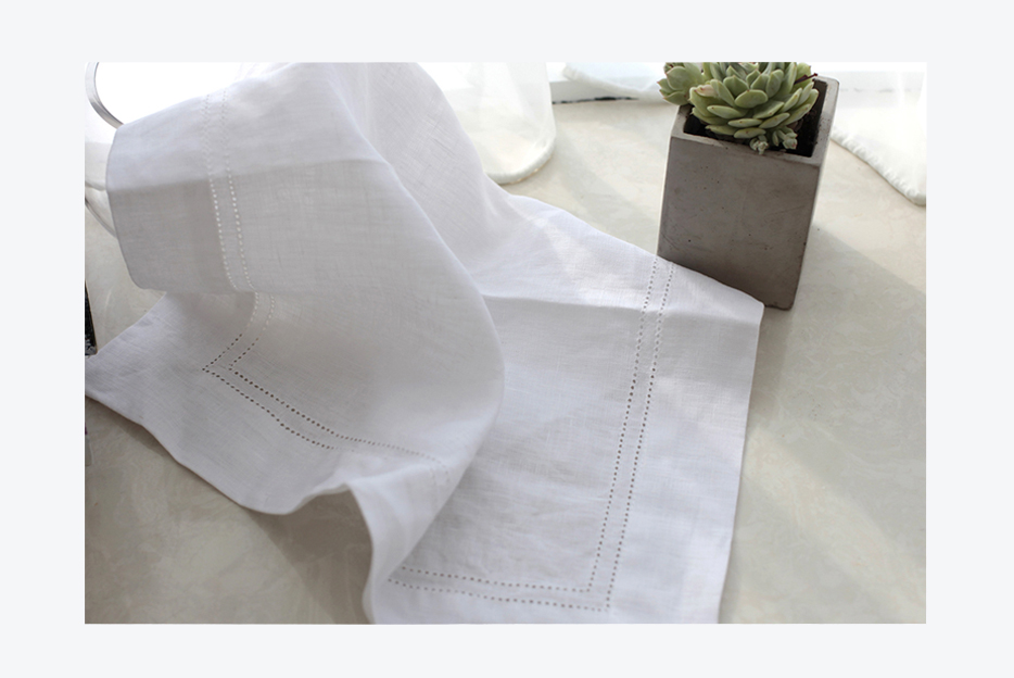 100% linen white napkin wedding monogram and hemstitch （a circle of hole）