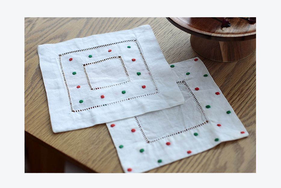 100% french linen napkin/ printed napkin /hand hemstitch embroidered napkin （a circle of hole )